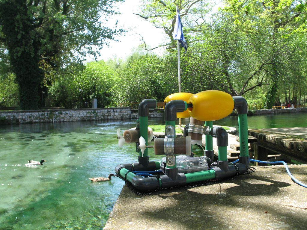 Το Hydrobot με φόντο τα νερά της Αγ. Βαρβάρας